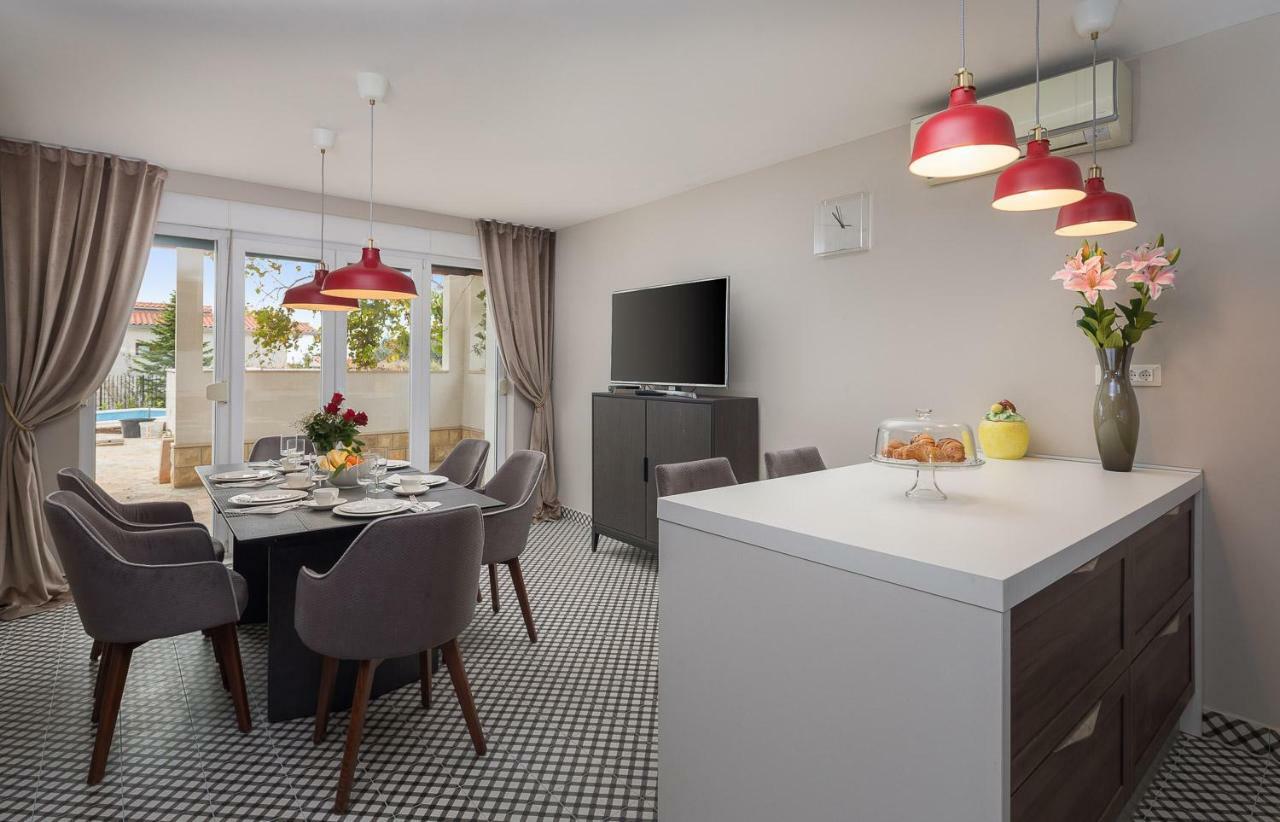 Villa Mater - Luxuriously Equipped Villa With A 15M Long Swimming Pool Žrnovnica Extérieur photo